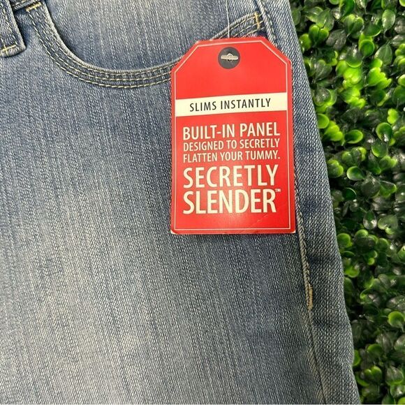 NWT St. John’s Bay Slimming Blue Denim Jean Bermuda Shorts Sz 6P - Picture 2 of 5